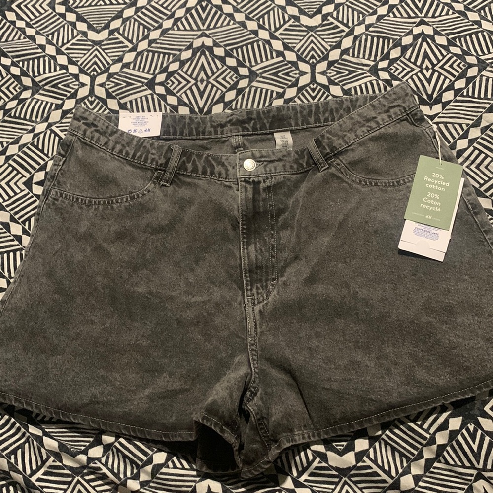 H&M curvy fit vintage shorts size US 16, new with tags (unused)